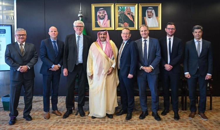 السفير محمد آل جابر يبحث مع وفد دنماركي جهود دعم السلام والتنمية في اليمن