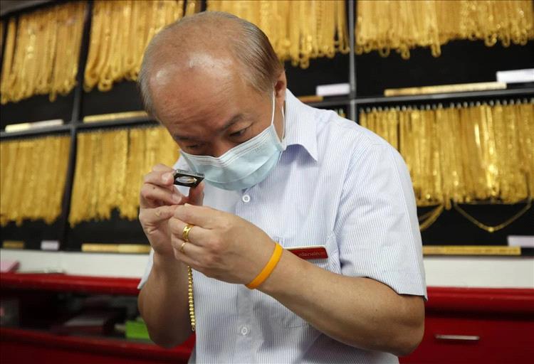 الذهب يتراجع مع ارتفاع الدولار وسط ترقب لخفض الفائدة الأميركية