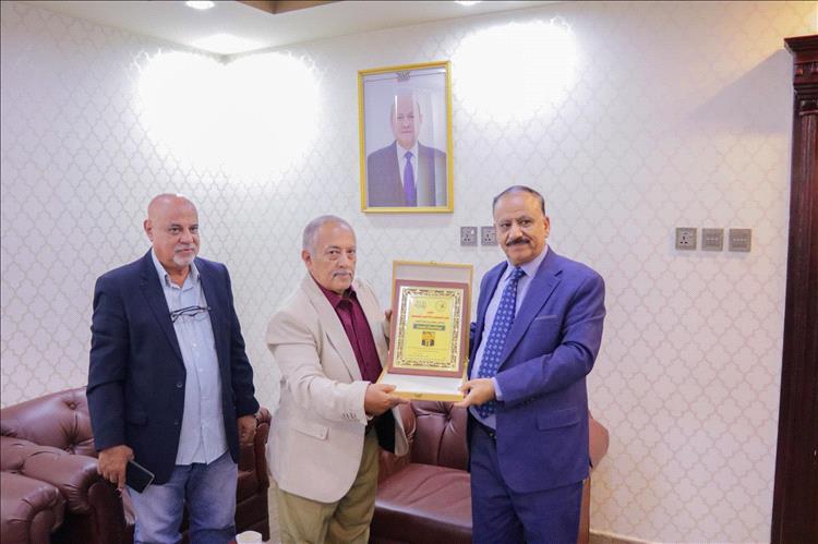 نقابة الصحفيين والإعلاميين تكرم وزير النقل نظير جهوده ورعايته لإعادة تأهيل مبنى النقابة بالعاصمة عدن