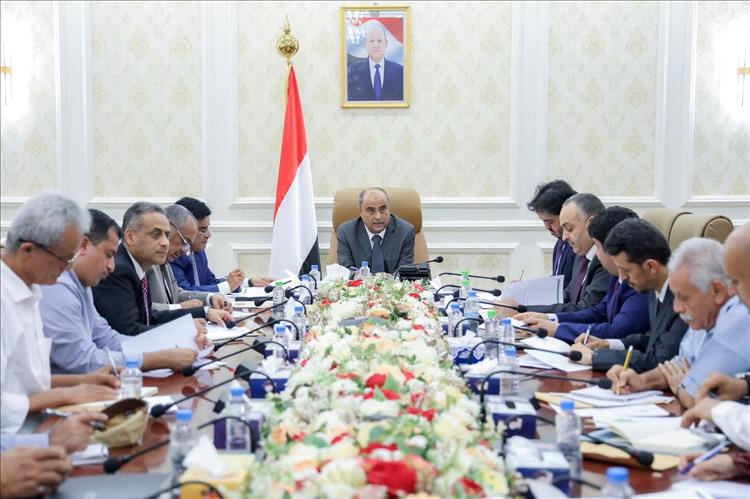 محلل سياسي ينتقد قرار تقليص السفر ويحذّر من تقويض تمثيل الدولة عند اتخاذه دون دراسات دقيقة