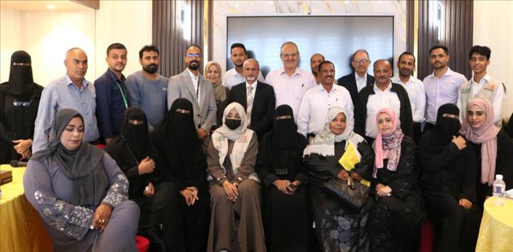 قطاع السكان و"المؤسسة الطبية الميدانية" يطلقان دليلي الخدمات والتدريب لصحة الشباب في عدن
