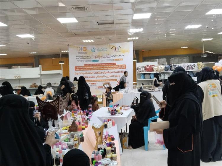 "أزِل الرماد لترى المرأة!".. منقذات من النزوح والابتزاز يصنعن "سوق العزيمة" في مأرب