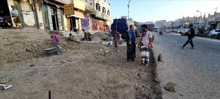 مدير مكتب الأشغال بحالمين يتفقد مشروع رصف سوق حبيل الريدة