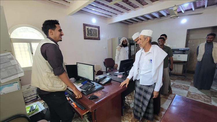 مدير عام مديرية دوعن يزور مؤسسة وادي دوعن للتنمية ويطّلع على مشاريعها وبرامجها