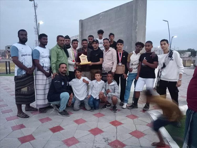 رئيس نادي شباب المسيمير محمود عادل الحوشبي يكرّم البطل يونس حسين ناصر بدرع النادي