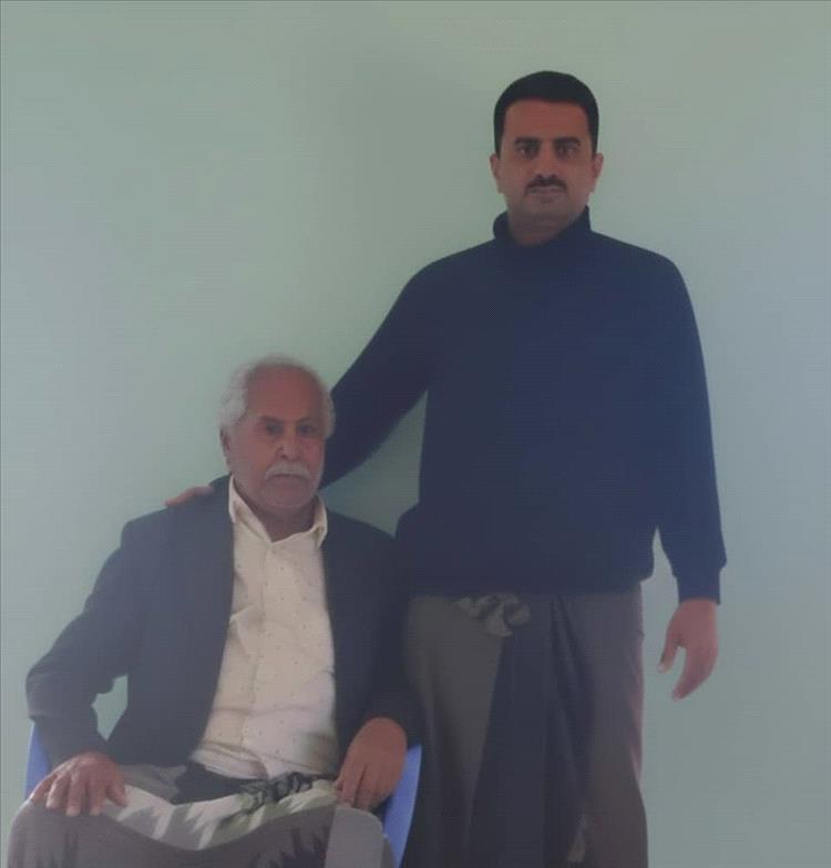 القائد ردفان الشنفرة يزور المناضل الأكتوبري قاسم صالح الغريو بمنزله