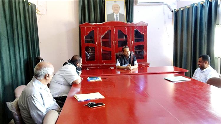 محافظ أبين يرأس اجتماعًا موسعًا لتعزيز الأداء الإداري ودفع عجلة التنمية في القطاعات الخدمية والإيرادية والاستثمارية