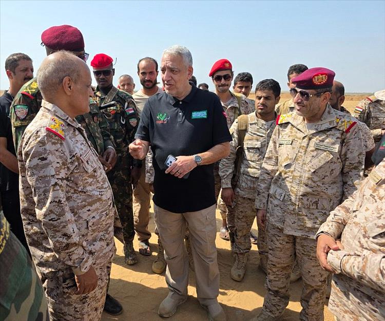 وفد عسكري يزور مقر مشروع "مسام" في ميدي بمحافظة حجة