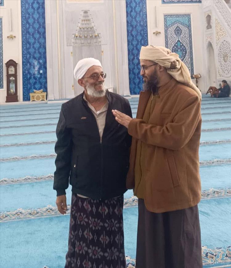 الشيخ علي المحثوثي يروي تفاصيل آخر رحلة للشيخ محمد المقرمي عبر مطار عدن قبل وفاته في جدة