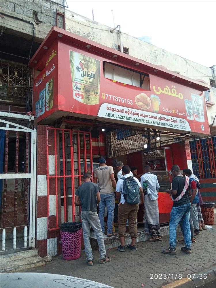 إغلاق مقهى شهير في المعلا… والسلطة المحلية تبرر القرار ومواطنون يرون أنه كان المتنفس الشعبي الأبرز