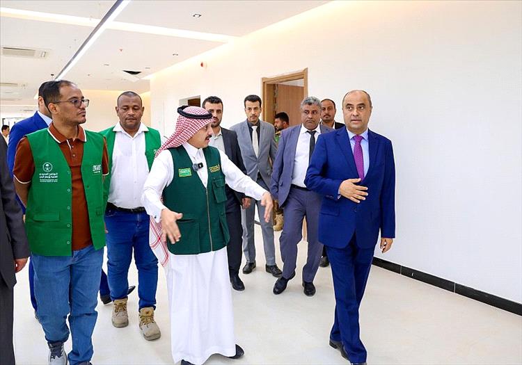 رئيس الوزراء يطلع على الترتيبات النهائية لافتتاح مشروع مبنى رئاسة الوزراء بعدن