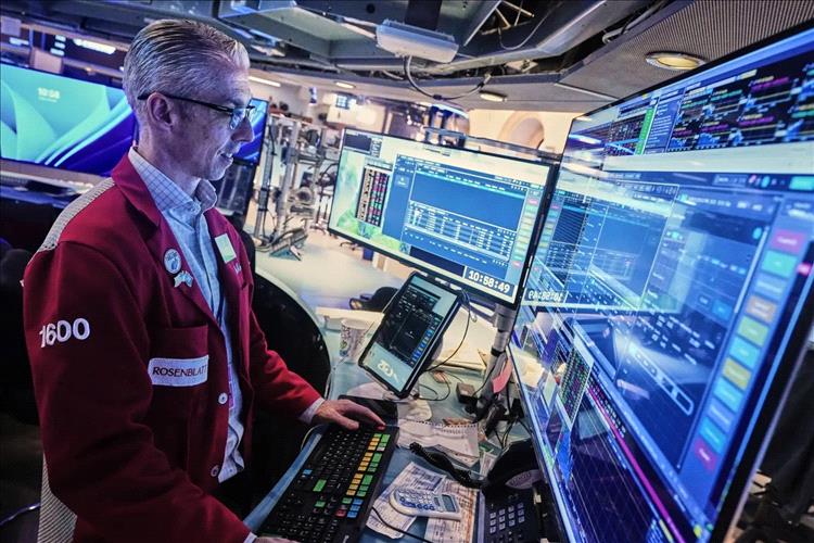 المستثمرون يسحبون 4.48 مليار دولار من صناديق الأسهم العالمية