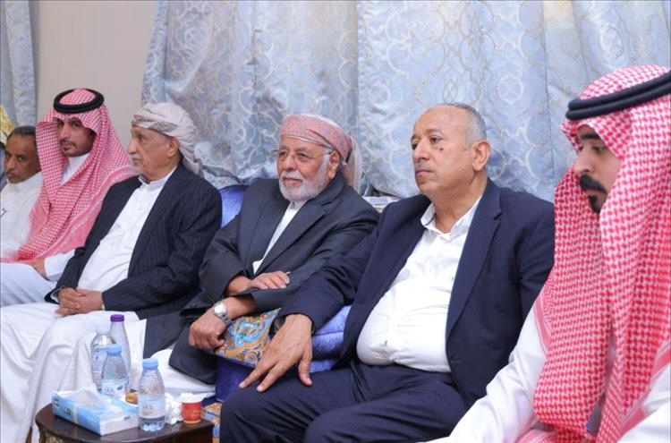 علي محسن الأحمر يظهر في مجلس عزاء الشيخ المقرمي ويشيد بسيرته الداعية للوسطية والاعتدال