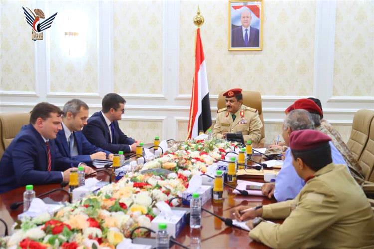 وزير الدفاع يبحث مع السفير الروسي مستجدات الأوضاع في اليمن  وتعزيز التعاون الدفاعي