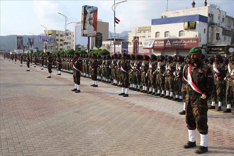 عرض عسكري واسع لقوات المجلس الانتقالي الجنوبي بساحة العروض بخور مكسر بحضور اللواء عيدروس الزُبيدي وقيادات عسكرية