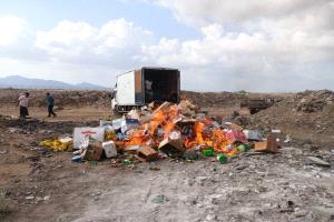 صحة البيئة بالمنصورة تتلف 3 أطنان من مواد غذائية منتهية الصلاحية