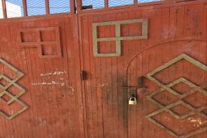 مدرسة عتق للتعليم الاساسي تغلق ابوابها في إضراب مفتوح احتجاجاً على تأخر المرتبات