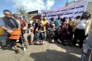 المئات من من أسر الشهداء والجرحى يعتصمون في عدن للمطالبة بحقوقهم المُهملة منذ سنوات