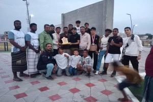 رئيس نادي شباب المسيمير محمود عادل الحوشبي يكرّم البطل يونس حسين ناصر بدرع النادي