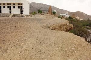 أهالي منطقة هيثة برضوم يطالبون المحافظ إبن الوزير بتسوير مدرستهم ..