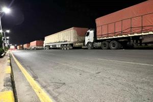 سائقو الشاحنات يدخلون في إضراب مفتوح احتجاجًا على جبايات جديدة في سيئون