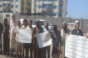 موظفون حكوميون نازحون من البيضاء إلى عدن يناشدون بصرف رواتبهم المتوقفة منذ مطلع 2025