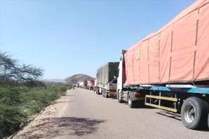 جنود الحزام الأمني والدعم والإسناد يقطعون الخط الدولي في أبين احتجاجًا على انقطاع رواتبهم منذ 4 أشهر