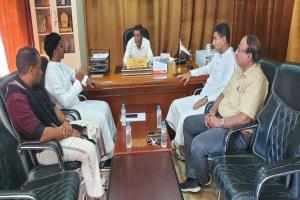 رئيس لجنة التخطيط والتنمية والمالية بالمجلس المحلي بمديرية القطن يلتقي أعضاء مؤسسة أيادي الخير للتنمية لإنشاء المخبز الخيري بالمديرية