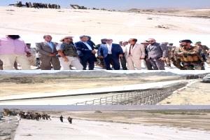 محافظ أبين ونائب وزير الصناعة والتجارة يزوران سد حسان الاستراتيجي بمديرية خنفر لمتابعة مشاريع التنمية المستدامة