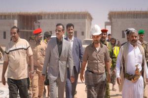 محافظ شبوة يدشن مراحل إنشائية جديدة في مشروع كلية الطب بتمويل محلي يتجاوز 1.6 مليون دولار