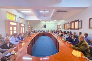 تنفيذي تعز يناقش عدداً من القضايا الخدمية بالمحافظة