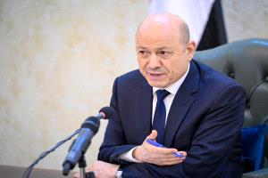 الرئيس العليمي: غير مقبول أن تبقى الحكومة بلا حقيبة وزارية تقودها امرأة