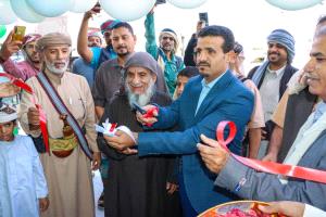 وكيل محافظة شبوة شمح يفتتح مؤسسة منصور صائل التجارية بمدينة عتق