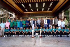 المحافظ لملس يستقبل فريق وحدة عدن المتوّج ببطولة دوري عدن الممتاز ويؤكد دعمه لاستمرار النشاط الرياضي