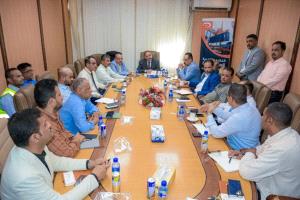 وزير النقل يتفقد سير نشاط محطة الحاويات ويترأس اجتماعاً مع قيادات وكوادر الجهات العاملة في المحطة