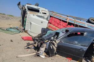 حادث مروّع على خط عدن–أبين… مصرع سائق الكورولا بعد تصادم عنيف مع شاحنة "جامبو"