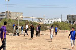 كلية الحقوق – جامعة عدن تدشّن أنشطتها الطلابية للعام الجامعي الجديد بمباراة كروية حماسية