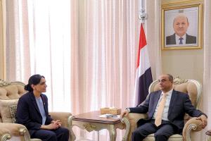 رئيس الوزراء يستعرض مع السفيرة البريطانية مستجدات التعاون الثنائي وتطورات الأوضاع