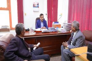 محافظ شبوة يوجّه بأولوية توظيف أبناء المحافظة في خطة التوظيف العام الصادر عن وزارة الخدمة المدنبة