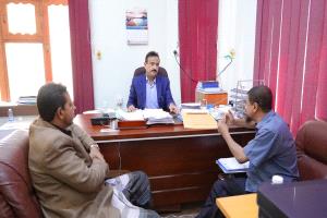 المحافظ بن الوزير يستعرض مع إدارة جمعية رعاية المعاقين التصاميم والدراسات الفنية لمبنى الجمعية