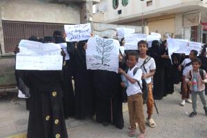 معلمات في مدارس مديرية الحوطة لحج ينفذّن وقفة احتجاجية سلمية للمطالبة بالحقوق وصرف الحافز