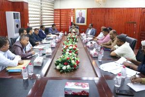 اجتماع في المهرة يناقش إجراءات إعداد الخطة والموازنة لعام 2026م