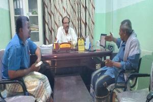 مدير مكتب الثقافة بالقطن يلتقي متعهد زيادة الهدار