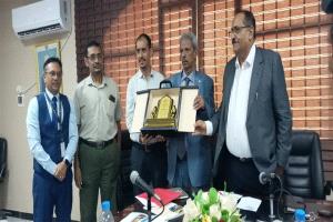 محافظ لحج يلتقي منظمة صناع النهضة لمناقشة التدخلات الإنسانية ويكرم بدرع تقديري