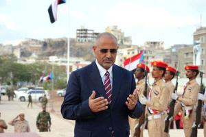 الزُبيدي يضع إكليلًا من الزهور على النصب التذكاري للشهداء بمناسبة عيد الاستقلال الوطني 30 نوفمبر