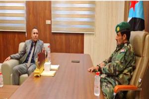 وكيل وزارة الإدارة المحلية يبحث مع قائد قوات الحزام الأمني بعدن عدداً من القضايا الأمنية والوطنية