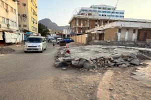 تدشين العمل بإنشاء مصدات السيول في حي الكبسة بالمعلا