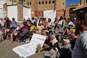 جرحى الجيش يعلنون اعتصامًا مفتوحًا أمام مبنى السلطة المحلية في تعز