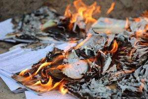 مصلحة الأحوال المدنية تتلف أوراقاً ثبوتية قديمة ضبطت أثناء تهريبها من مناطق  الحوثي