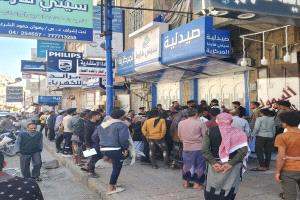 استنفار في تعز… كسروا باب الصيدلية لإنقاذه فوجدوه نائمًا! قصة إنسانية تهز شارع التحرير